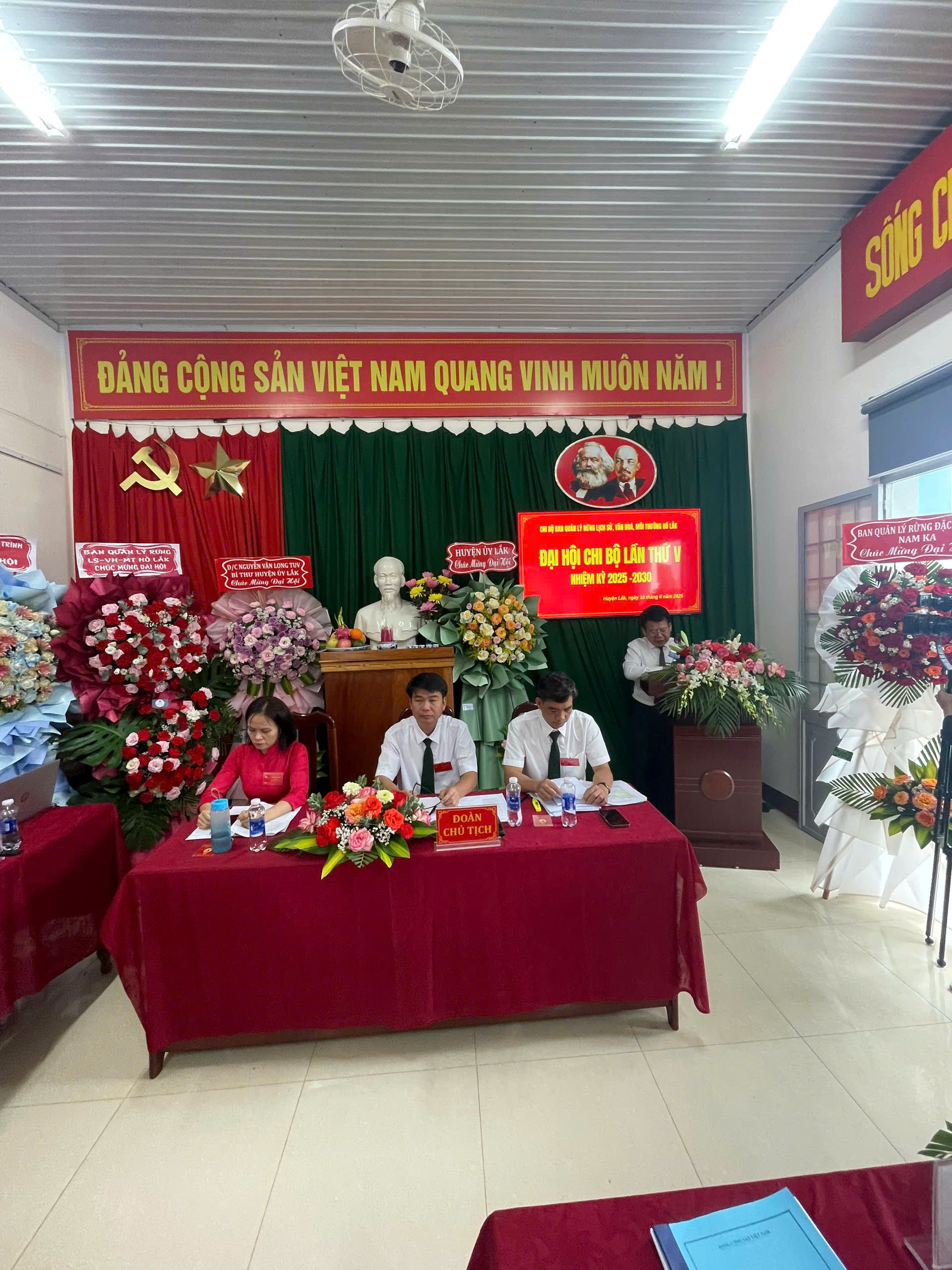 Đoàn chủ tịch